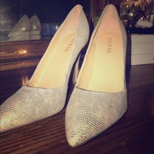 Guess Pumps